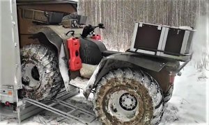 Прицеп для перевозки вездехода Росомаха. Тент, трапы для заезда. Выезд из прицепа.