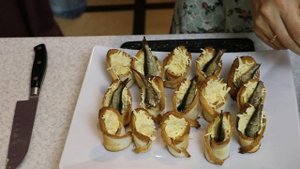 Как сделать обычные бутерброды со шпротами оригинальной закуской на праздничном столе