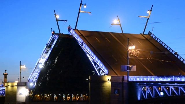 - Разводка "Дворцового моста" в городе-герое Санкт-Петербурге. Россия. Июнь 2015 года. - смотреть онлайн