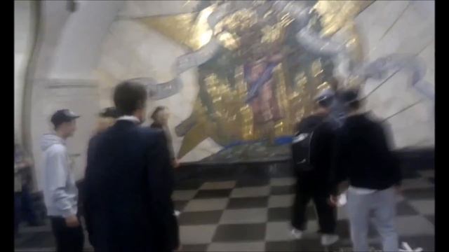 Тимофей Мозгов и Андрей Воронцевич играют в баскетбол в московском метро (эксклюзив)