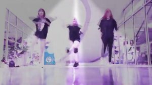 Девушки танцуют танец Лалисы Манобан solo stage