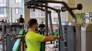 Отведение плеча в тренажере