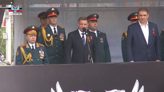 Глава ДНР Александр Захарченко принял участие в военном параде