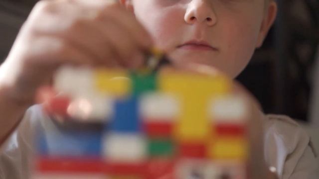 Костя строит Lego смотреть онлайн