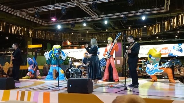 Екатеринбург ТРЦ Гринвич фудмаркет E-story выступление группы Давай Танцуй 24.11.23. смотреть онлайн