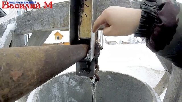 Отпустить бетонное кольцо в колодец легко. Лебедка своими руками.