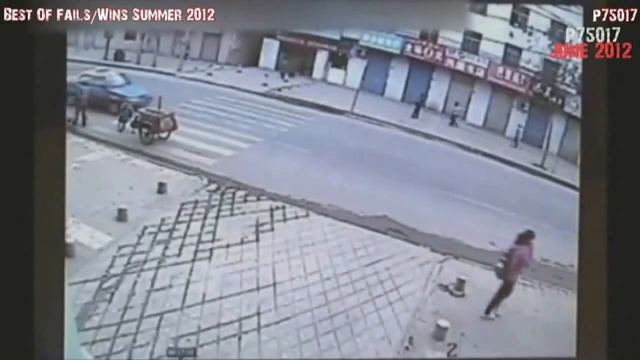 Провалилась в канализационный люк смотреть онлайн