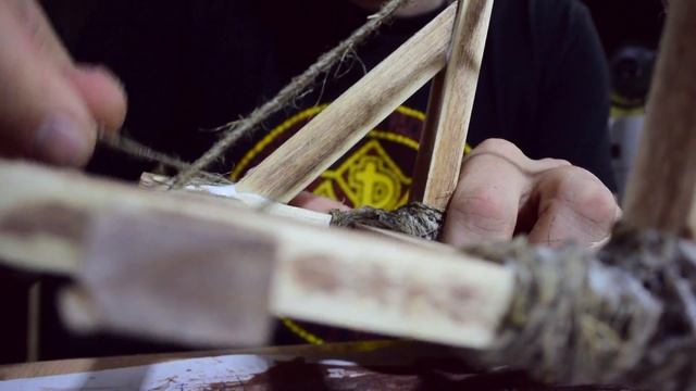 Катапульта своими руками / как сделать осадное оружие дома / самоделка смотреть онлайн