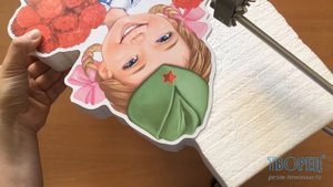 Вырезаем фигурку девочки из пенопласта