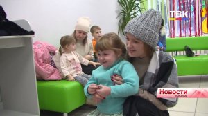 Пациентов детской поликлиники Искитима порадовали Дед Мороз и Снегурочка