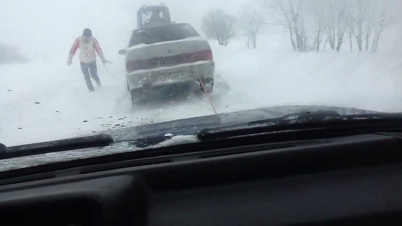 Буксировка двух автомобилей трактором смотреть онлайн