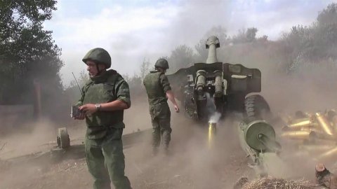 Пехота союзных войск при поддержке артиллерии ведет активное наступление в ДНР