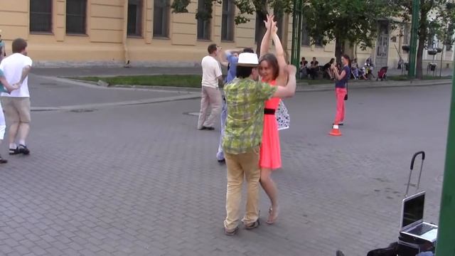 Dancing in the street - St. Petersburg, Russia смотреть онлайн