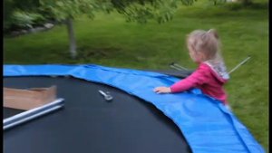 Собираем батут на даче у родителей