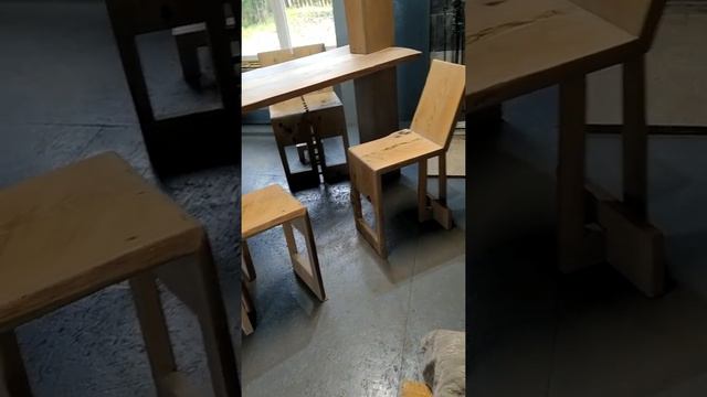 Обеденный стол и стулья из массива дерева.Столярные изделия из дерева. смотреть онлайн