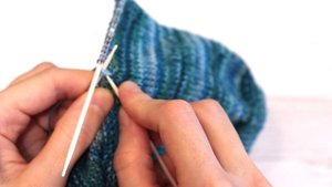 Показываю, как делать убавки при вязании носков спицами