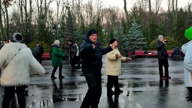 АЙ ЛАВ Ю!???/ТАНЦЫ В ПАРКЕ ГОРЬКОГО ХАРЬКОВ НОЯБРЬ 2021 смотреть онлайн
