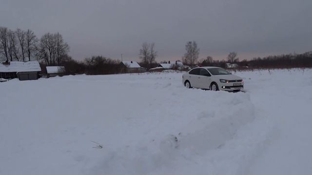 по снегу на поло, очередная поездка в деревню / volkswagen polo sedan смотреть онлайн
