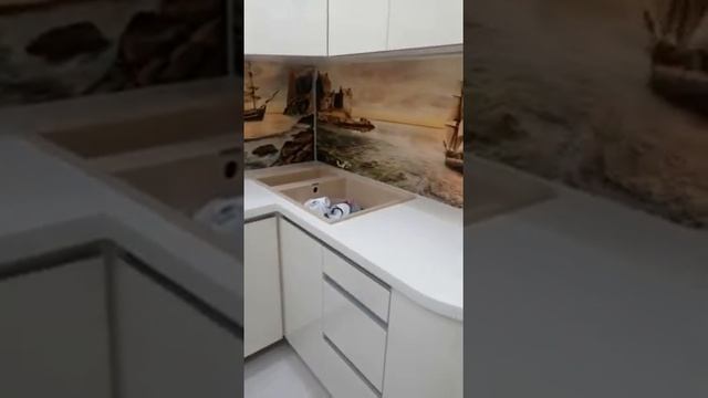 Глянцевая кухня из Акрила с каменной столешницей в подоконник. Белорусские кухни ЗОВ в Новогиреево смотреть онлайн