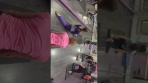 Стретчинг девочка села на шпагат и подложили кубик)