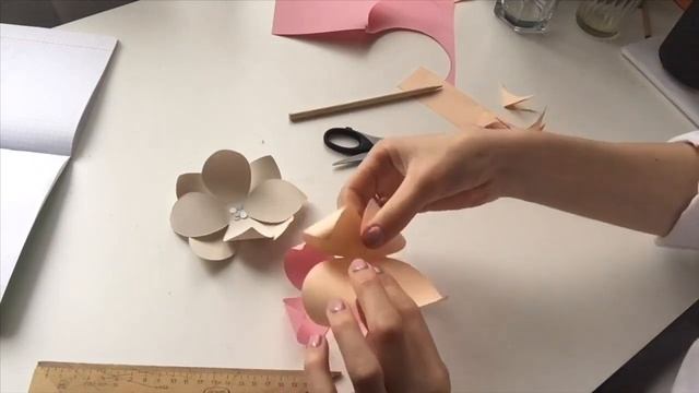 БОЛЬШИЕ ЦВЕТЫ ИЗ БУМАГИ ДЛЯ ДЕКОРА СТЕН.Простые цветы из бумаги своими руками. #оставайсядома