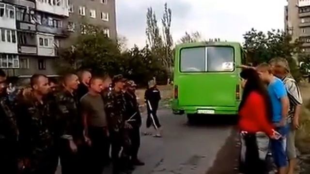 В Новоазовске выставили ополченцев перед народом.Новороссия смотреть онлайн