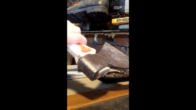 Учусь расклинивать топорище смотреть онлайн