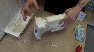 Как заменить лоток распределителя моющих средств в стиральной машине Hotpoint