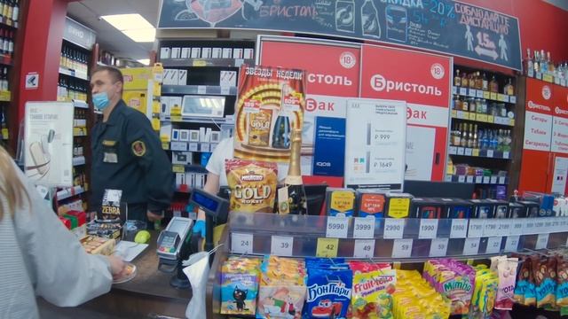 ПРОДАВЕЦ БРИСТОЛЯ НАПАЛ НА ПОКУПАТЕЛЯ / МАСОЧНЫЙ РЕЖИМ / ПРОДАВЕЦ УРОНИЛ ПОКУПАТЕЛЯ