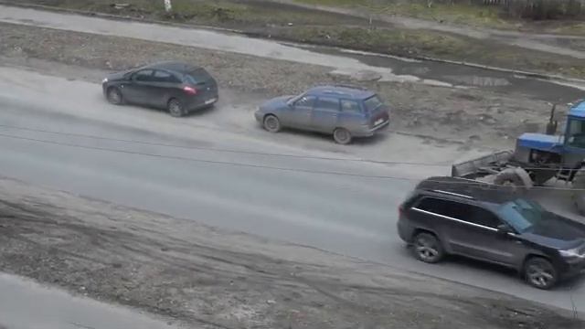 Трактор поднимает огромное облако пыли смотреть онлайн