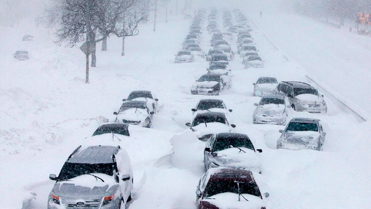 Автомобили глохнул и тонут в снегу, сотни водителей застряли на трассах. Лютые морозы в Казахстане