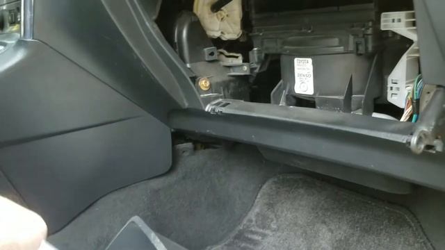 Replacing Toyota Matrix/Pontiac Vibe Cabin Air Filter