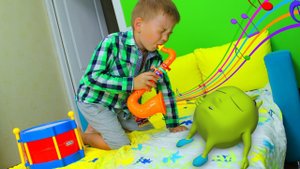 Рома играет на музыкальных инструментах и будит Хелпика play with musical instruments toys for kids
