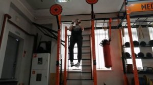 Частичные подтягивания обратным хватом на бицепс