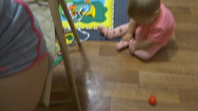 Марфа играет на кухне. 8 месяцев. смотреть онлайн