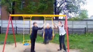 Чуть ли не сделали солнышко на качели