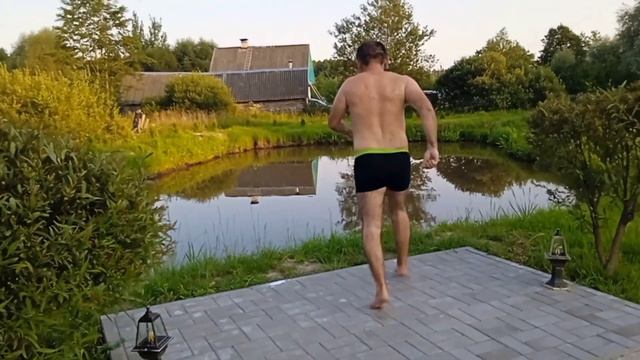 Пруд на даче. Из бани в пруд, русская забава #баня#пруд #русскаябаня