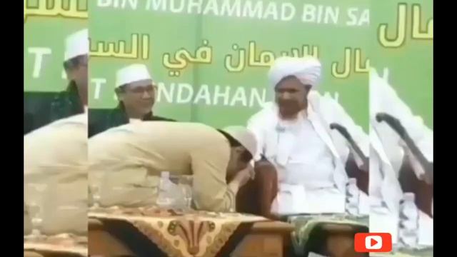 SUBHANALLOH... ROGER DANUARTA MENCIUM TANGAN HABIB UMAR BIN HAFIDZ