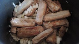 Свиные рёбрышки с картофелем в мультиварке
