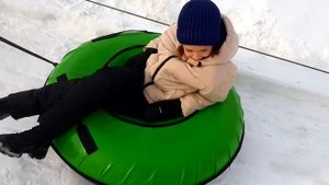 Катаемся с горки на плюшках СноуТюбинг на ватрушке в Бобрушке