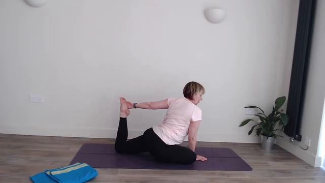 Let's stretch out those quads!! смотреть онлайн