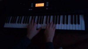 Человек очень красиво играет на пианино