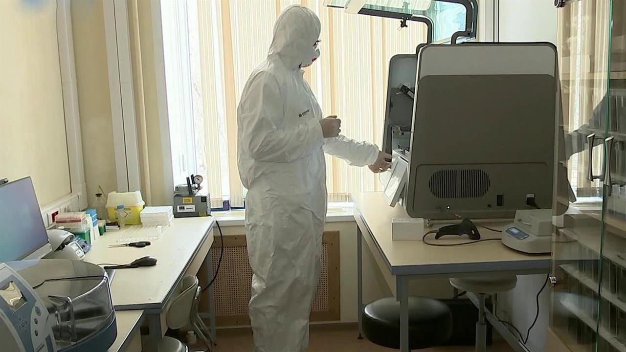 Количество зараженных коронавирусом в России за по... сутки почти на две тысячи меньше, чем накануне