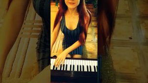 ДЕВУШКА ИГРАЕТ НА ПИАНИНО { JOhN NeWmAN-LoVE Me AgAiN }