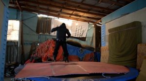 сальто на сноуборде заднее и переднее на батуте и пару трюков flips on a snowboard back and front