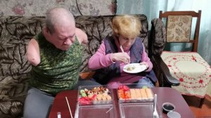 Первый раз в жизни пробую без рук роллы