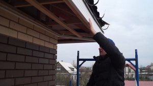Установка снегозадержателей на крышу. Подшивка свесов кровли софитами. Монтаж водосточной системы