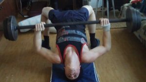 Жим штанги на борцовском мосту.