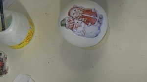 Клеим принтерную распечатку на новогодний шар Christmas ball