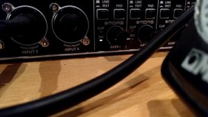 Behringer U-Phoria UMC404HD Shure Dynamic Microphone (input test)